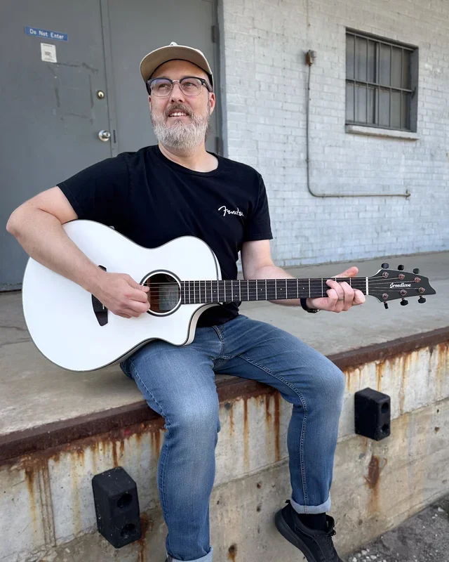 Breedlove Discovery Concert Satin White CE European-African Mahogany Acoustic-Electric Guitar