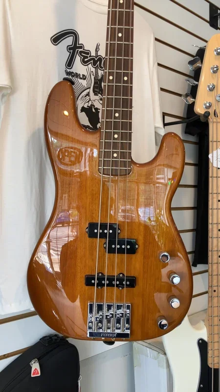 Fender Deluxe Active P Bass Okoume Rosewood Fingerboard, Natural w/ gigbag