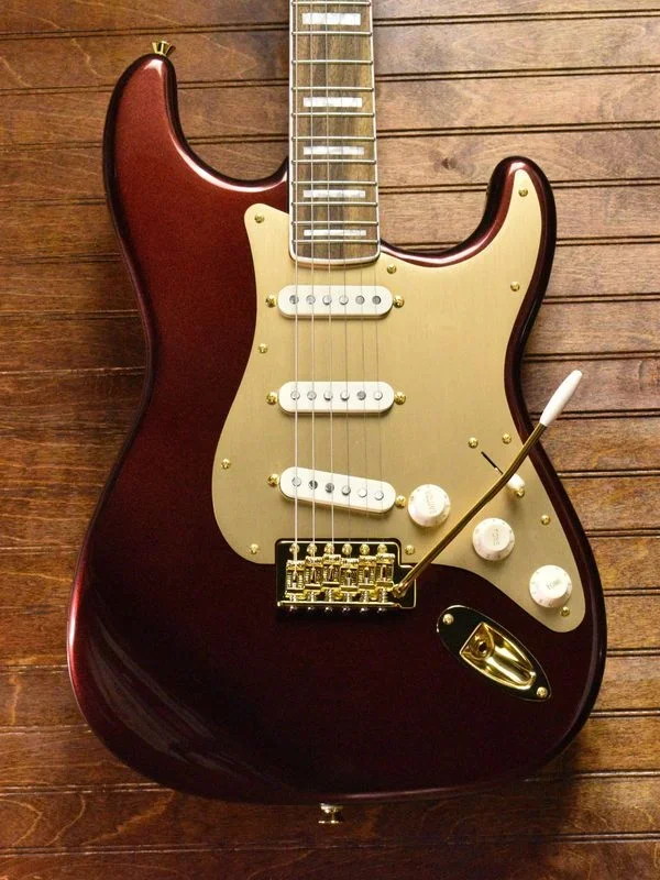 Squier 40th Anniversary Stratocaster®, Gold Edition, Laurel Fingerboard, Gold Anodized Pickguard, Sienna Sunburst